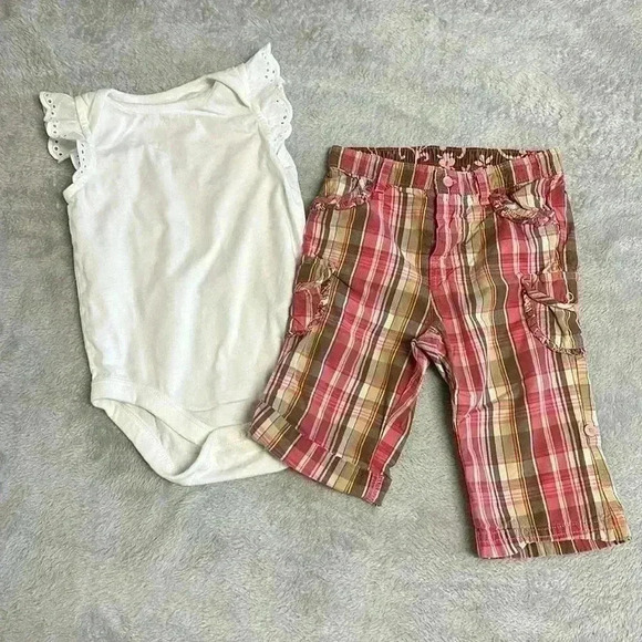 Baby GAP - 2 piece outfit. Onesie and cargo style pants - Picture 1 of 8